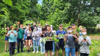 20220521 Neue Pflanzen für den Schulgarten 1